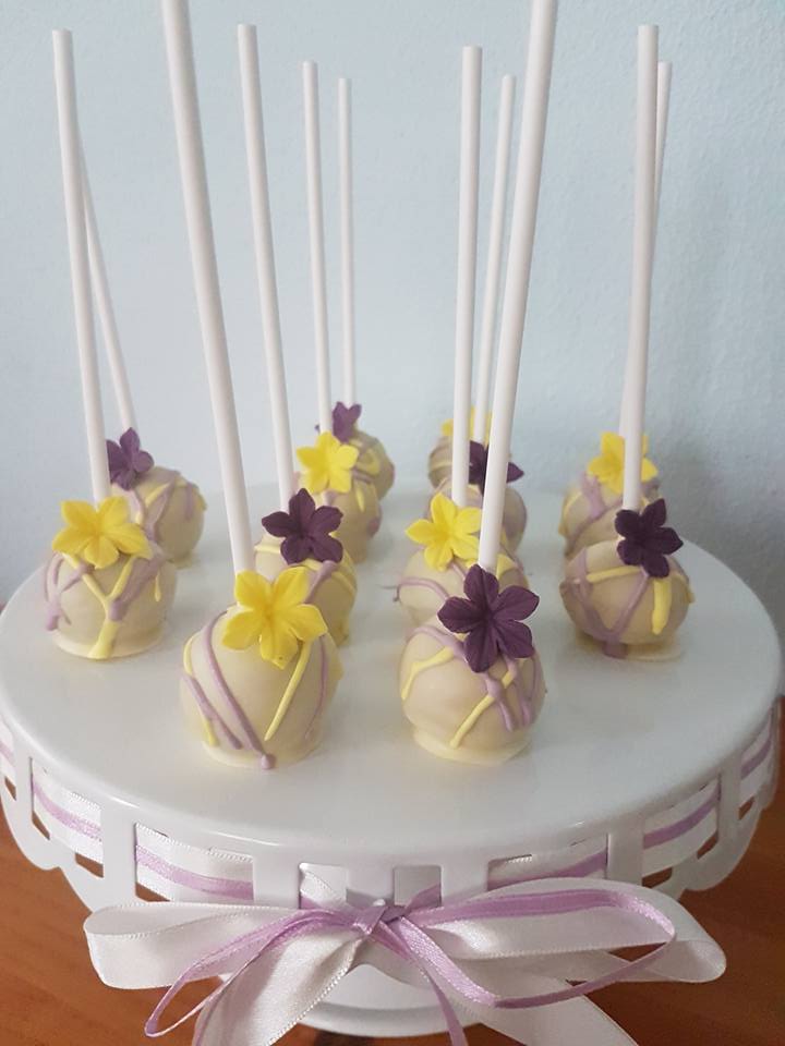 Cakepops in de kleuren van het feest met bloemetje