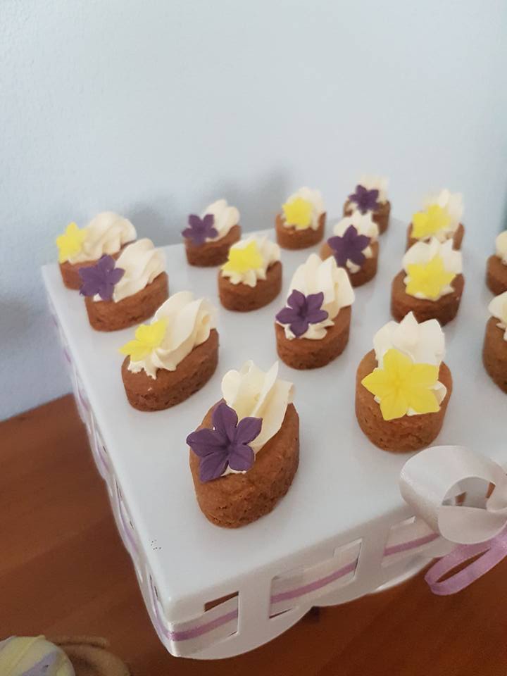 Heerlijke kleine koekjes met cremetoef en bloem